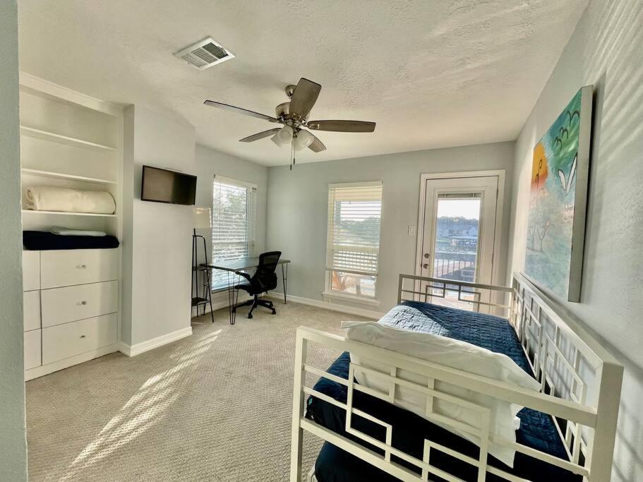 Linda's House Waterfront On Conroe Holiday home *